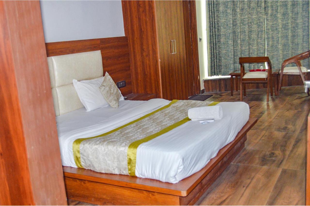 Fabhotel The Golf Inn 诺伊达 外观 照片