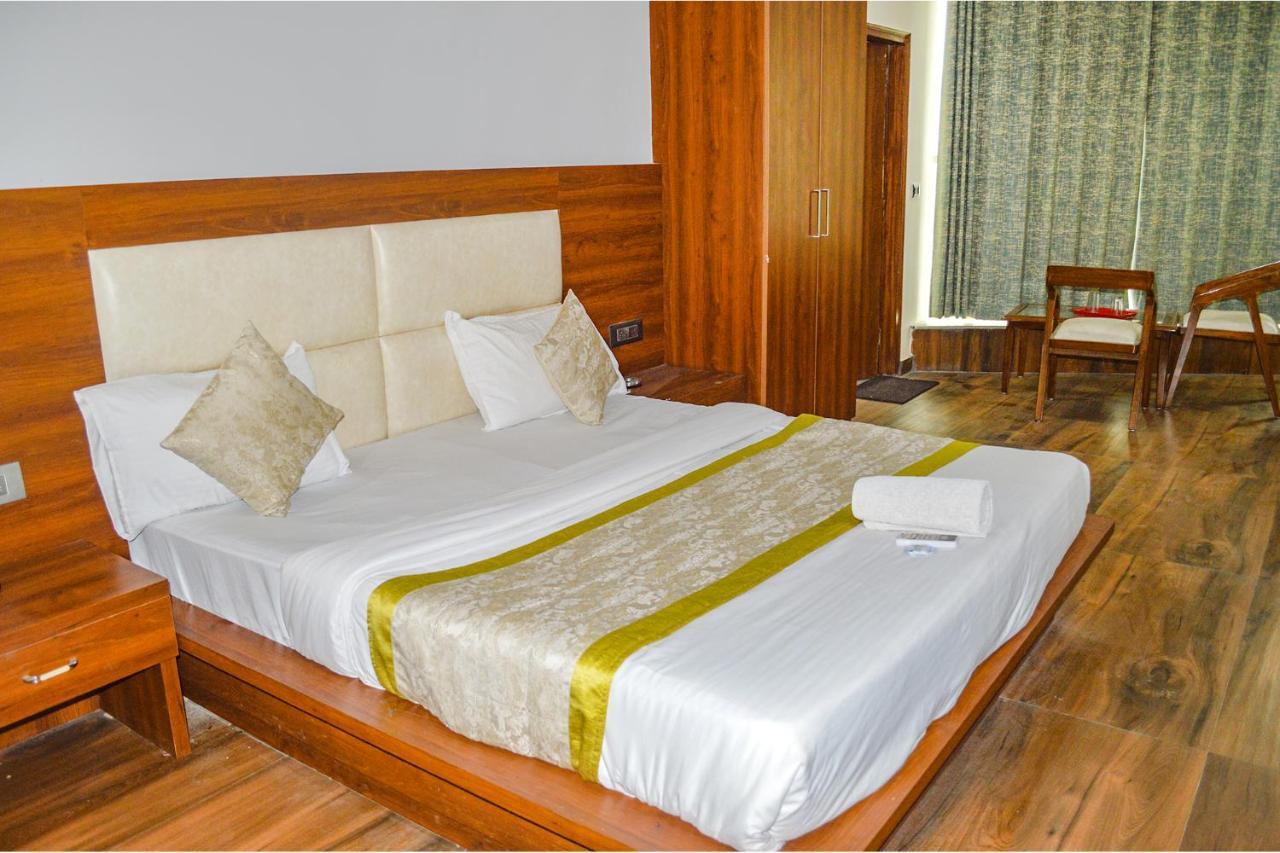 Fabhotel The Golf Inn 诺伊达 外观 照片